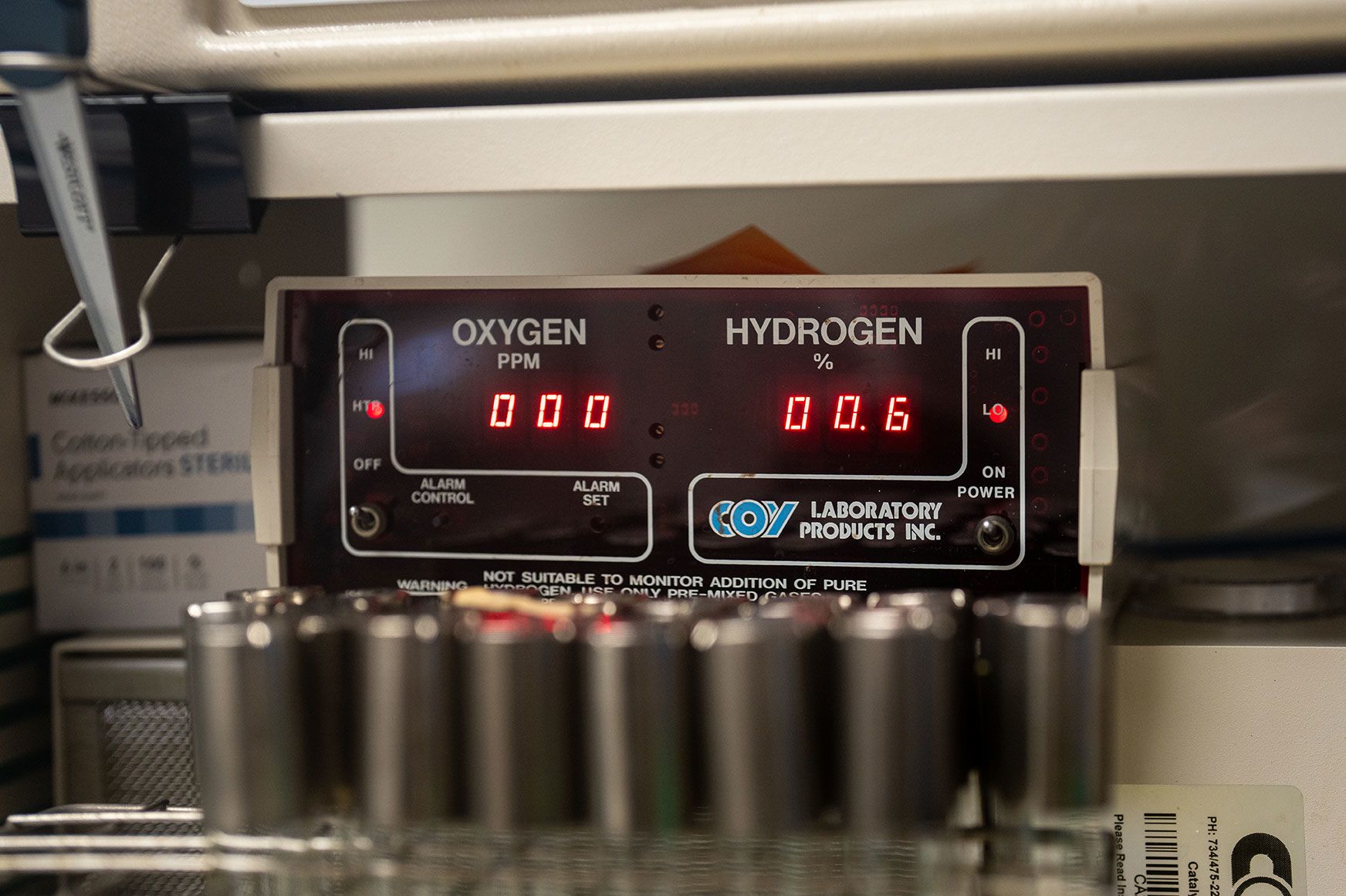 A monitor that indicates zero levels of oxygen inside an enclosed, low-oxygen chamber.